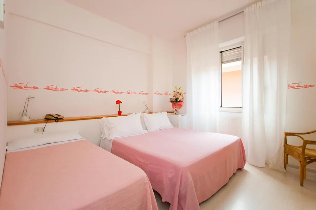Camera Matrimoniale con Letto Supplementare — Hotel Giongo