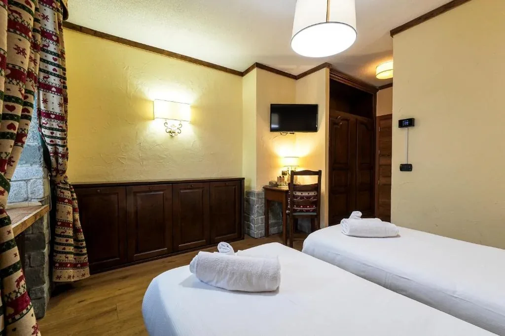 Double Room with Extra Bed — Hotel Jumeaux
