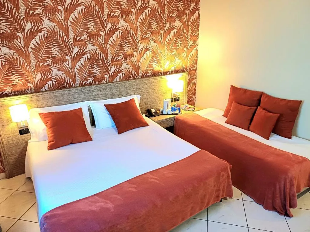 Camera Matrimoniale con Letto Supplementare — Hotel Parisi