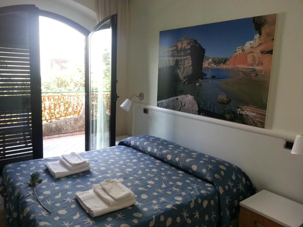 Camera Matrimoniale con Letto Supplementare — Hotel Tirreno Formia