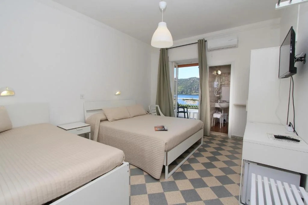 Camera Matrimoniale con Letto Supplementare — Miralago