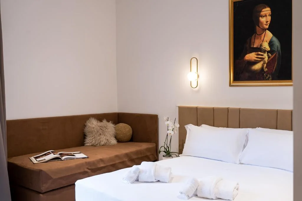 Camera Matrimoniale con Letto Supplementare — Romart Luxury Rooms