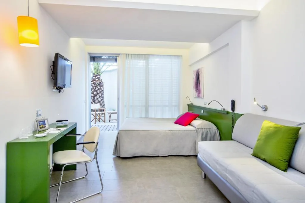 Camera Matrimoniale con Patio — Hotel Tirreno