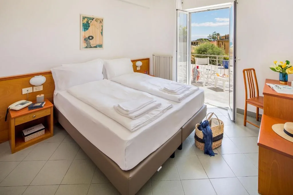 Camera Matrimoniale con Patio — Hotel Tritone