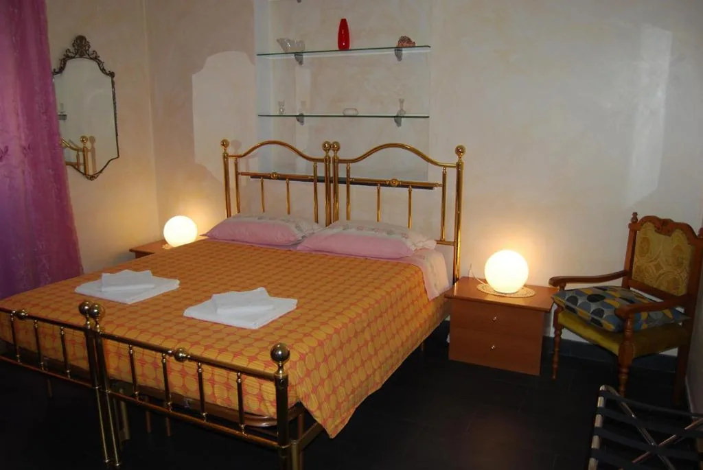 Double Room with Shared Bathroom — Casa MaMa Guesthouse