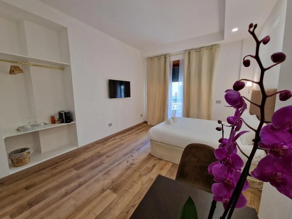 Camera Matrimoniale con Terrazza — Cuma Suites