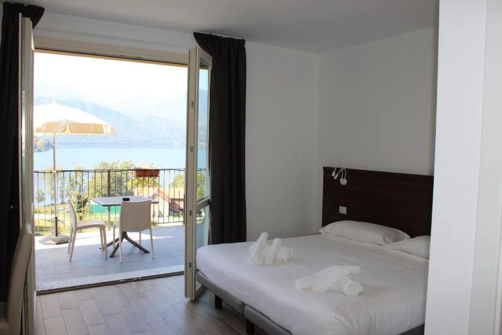 Double Room with Terrace and Lake View — Hotel Bocciolo