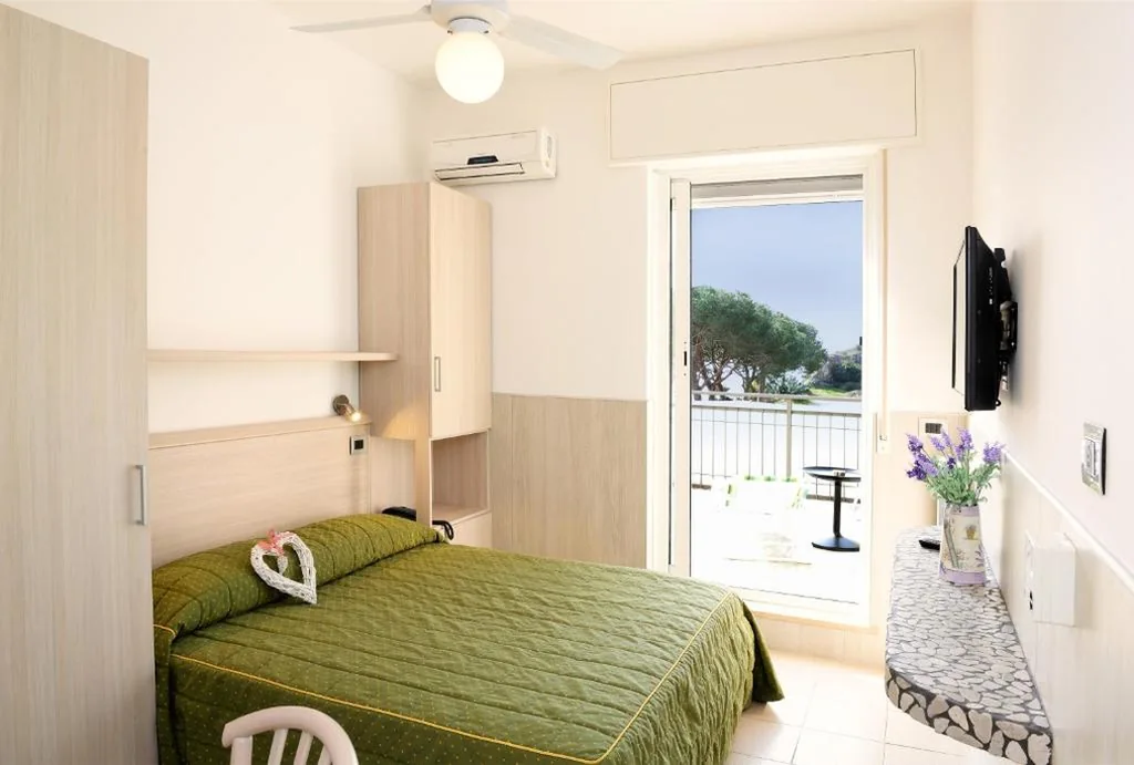 Camera Matrimoniale con Terrazza e Vista Mare — Hotel Puntabella