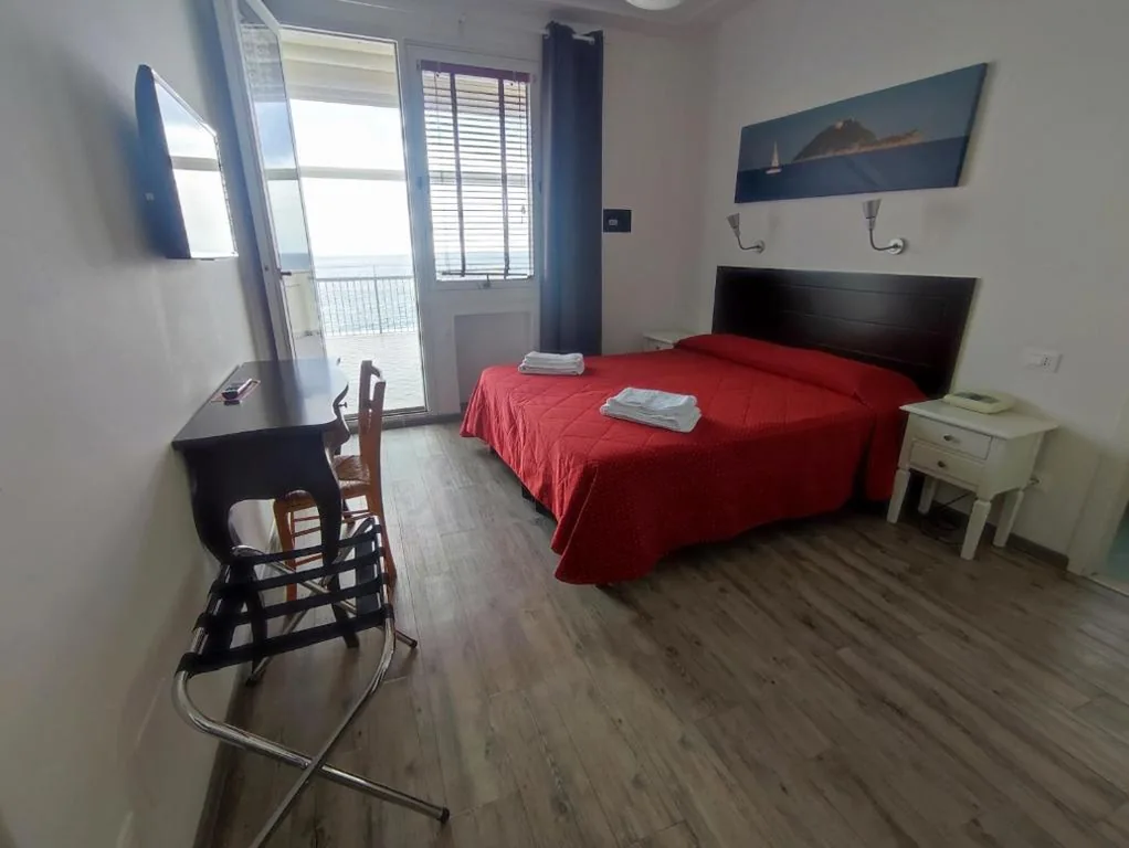 Double Room with Terrace — Hotel Tirreno