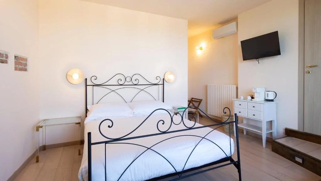 Camera Matrimoniale con Terrazza — La Fornace – Rooms & Pool