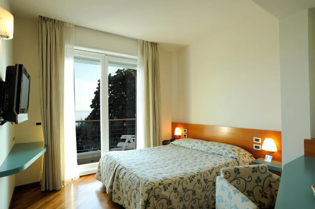 Camera Matrimoniale Con Terrazzino Vista Mare — Hotel Le Roi
