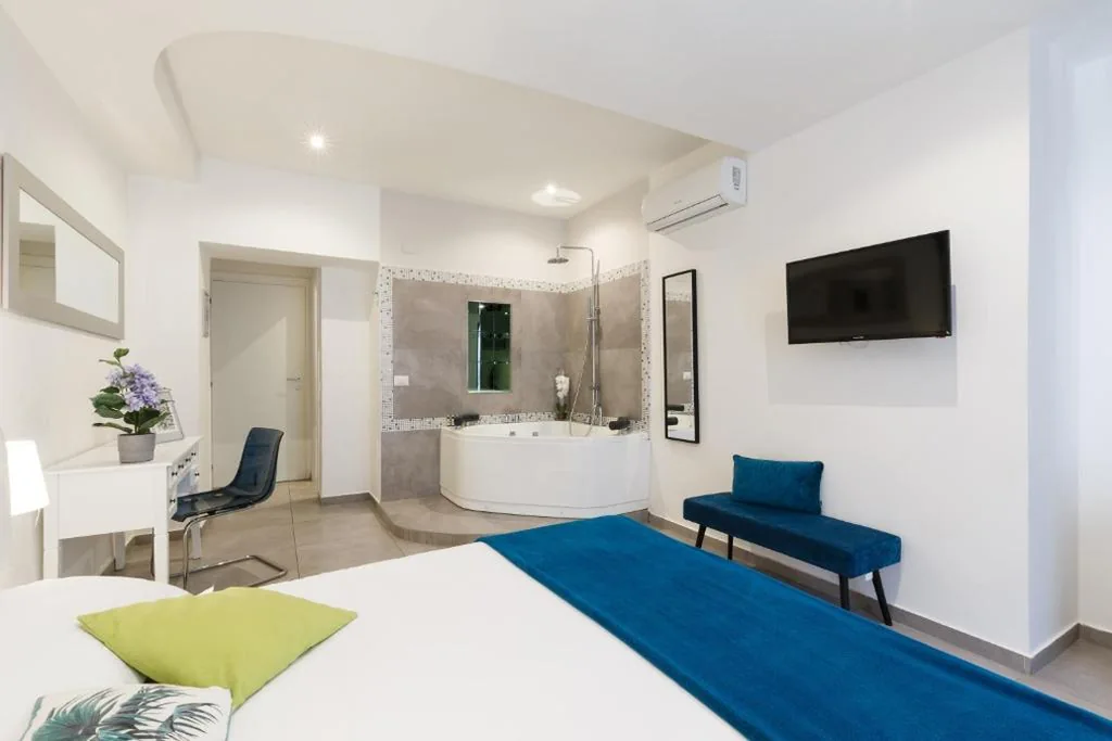 Double Room with Hot Tub — Aeterna Rooms Collection GuestHouse