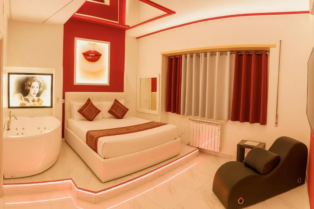 Camera Matrimoniale con Vasca Idromassaggio — Bed Cinecittadue
