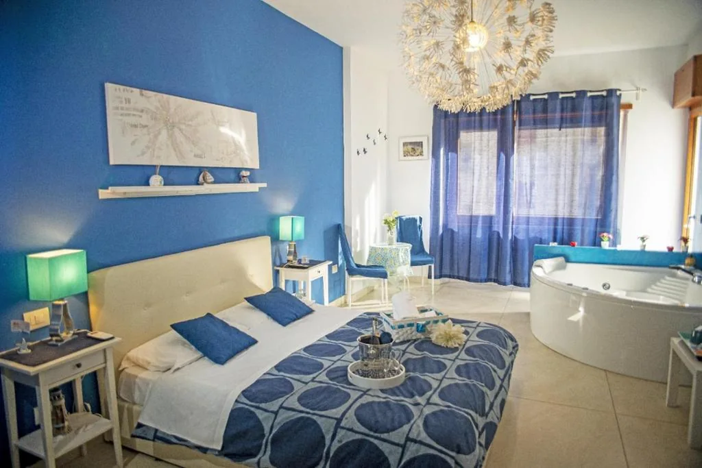 Double Room with Whirlpool Tub and Shared Bathroom — Coffee And The City
