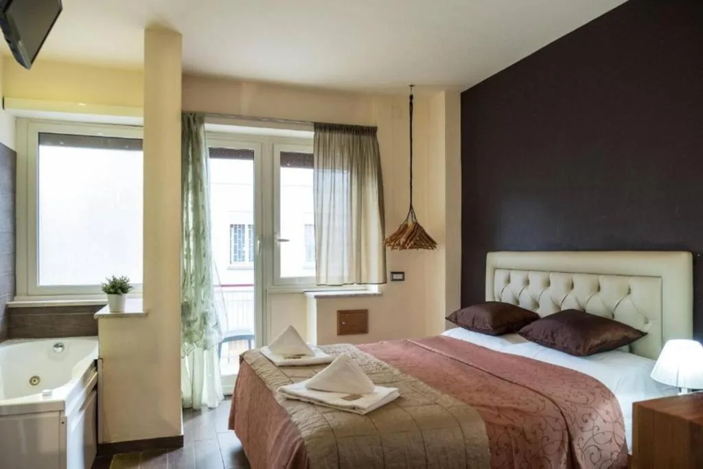 Camera Matrimoniale con Vasca Idromassaggio e Balcone — Aida Charming Rooms