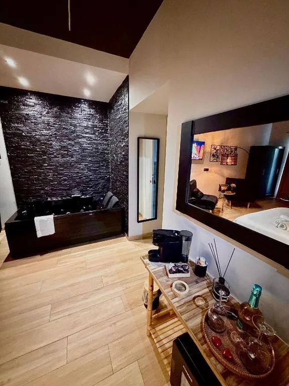 Double Room with Whirlpool Bathtub — Eterna Suites Roma