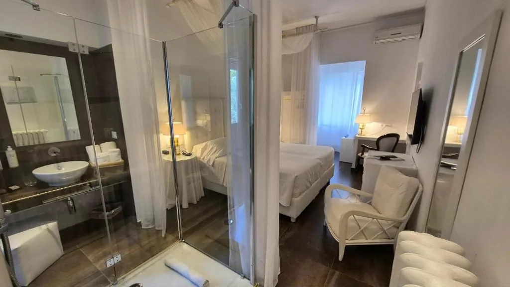 Camera Matrimoniale con Vasca Idromassaggio — Eveline 2 – Piscina Privata o Jacuzzi
