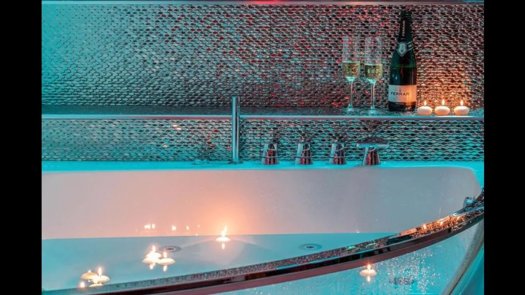 Double Room with Whirlpool Bathtub — Governo Vecchio Guesthouse Navona