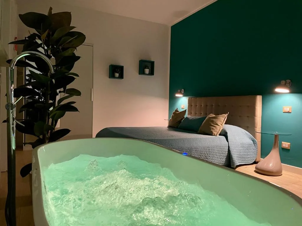 Double Room with Hot Tub — Le Coq Suites