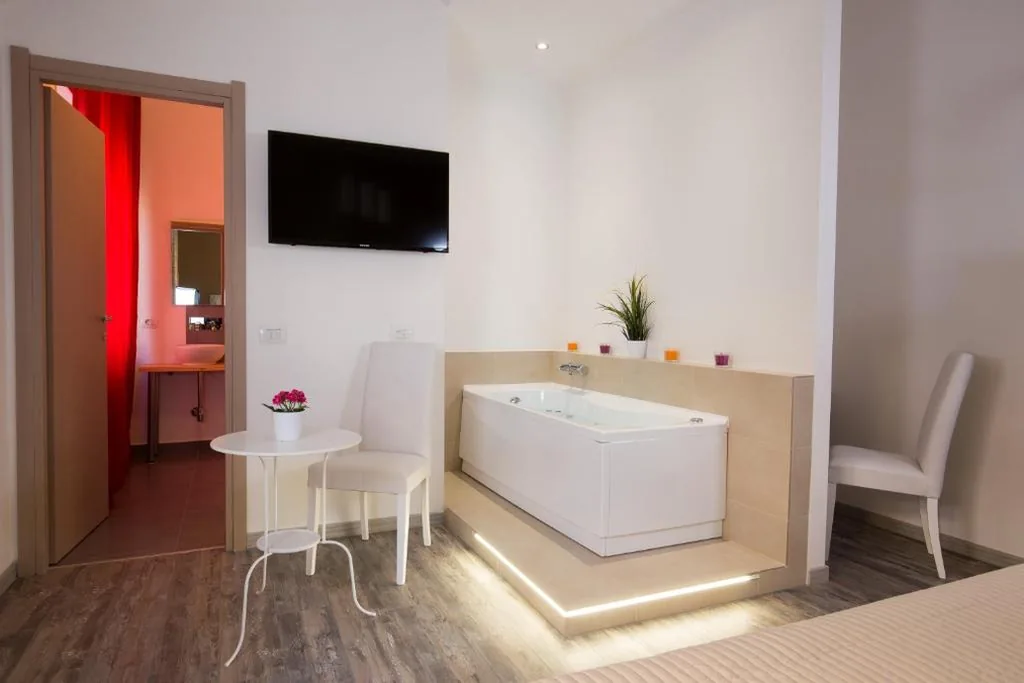 Double Room with Hot Tub — Luxury House Vaticano
