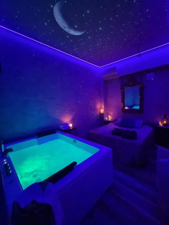 Camera Matrimoniale con Vasca Idromassaggio — Tecaia Secret Luxury Suite