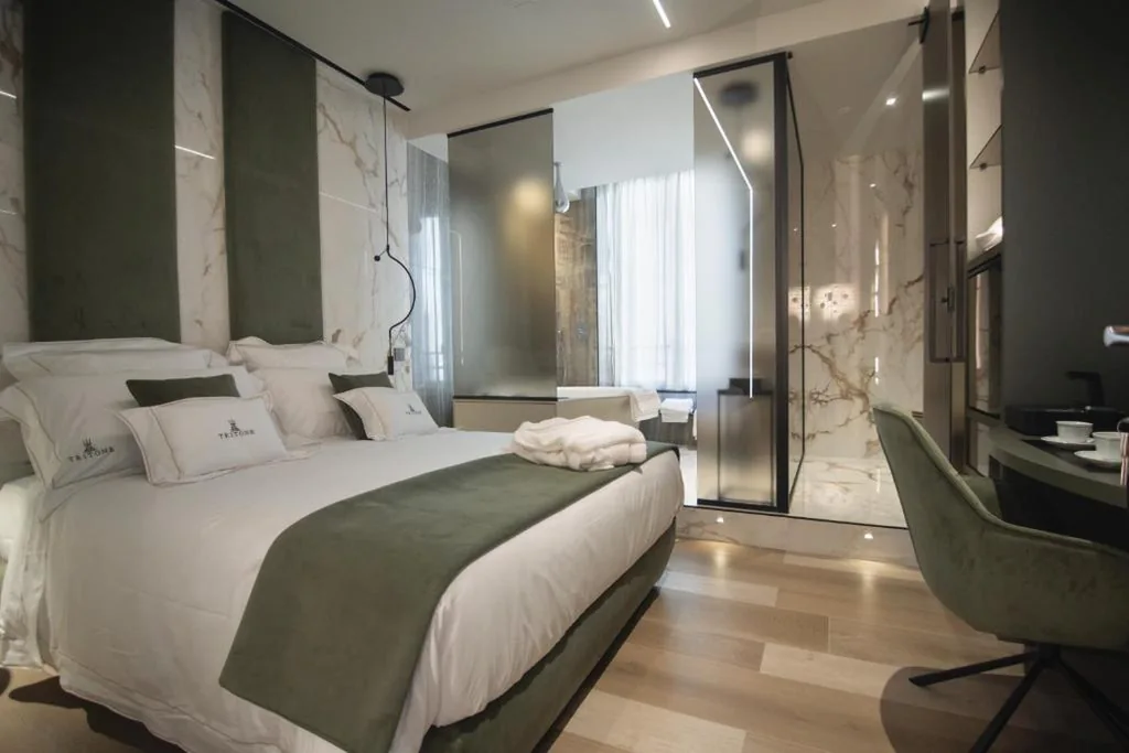 Double Room with Hot Tub — Tritone Luxury Suites Fontana di Trevi