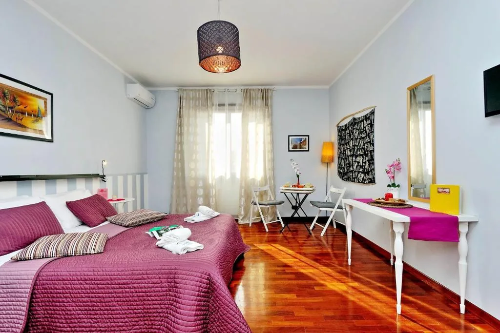Camera Matrimoniale con Vista Città e Bagno Privato Esterno — Alloggio Piazza San Giovanni Roma