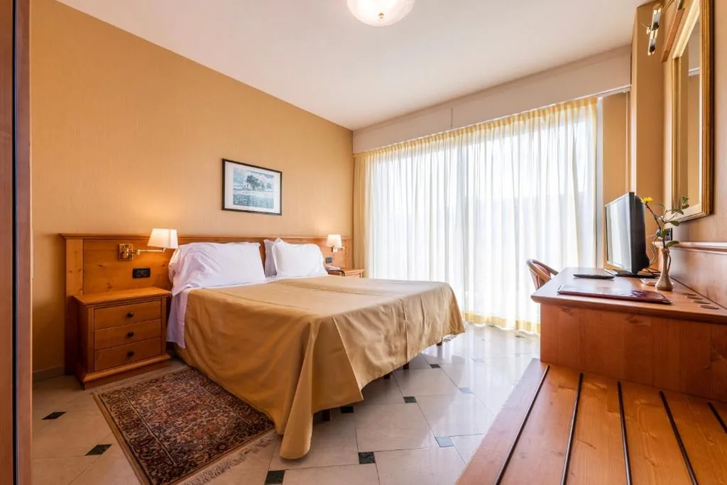 Camera Matrimoniale con Vista Città — Hotel Bellevue Et Mediterranée
