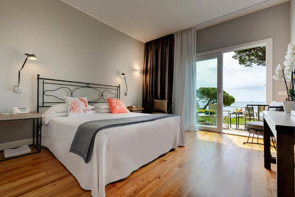 Camera Matrimoniale con Vista Giardino — Hotel Continental
