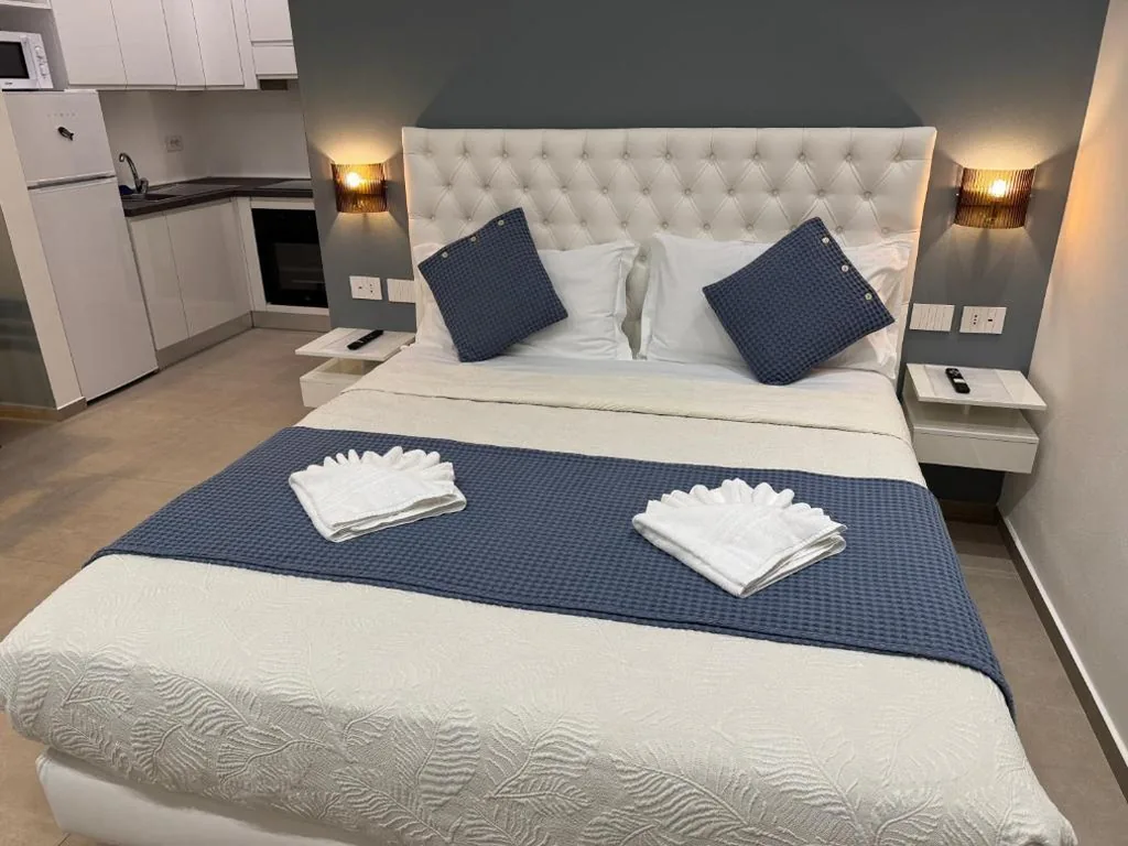 Camera Matrimoniale con Vista Giardino — Lina Suites & Rooms