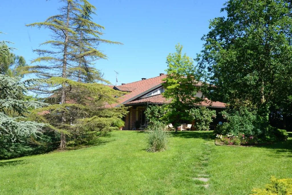 Camera Matrimoniale con Vista Giardino — Tenuta degli Angeli Rossi