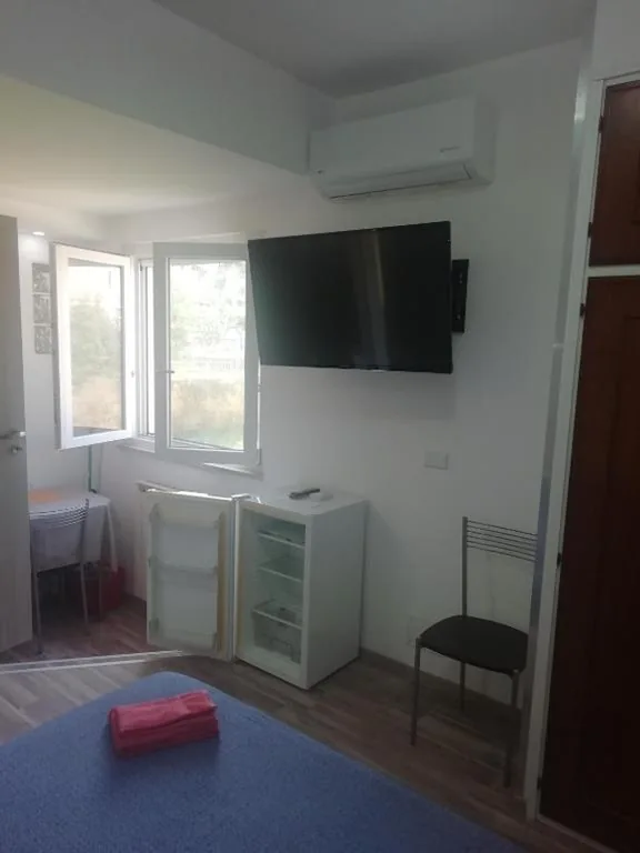 Double Room with Garden View — VILLA GIULIANA stanze con bagno interno in Villa a 350 mt spiaggia libera Lido delle Sirene