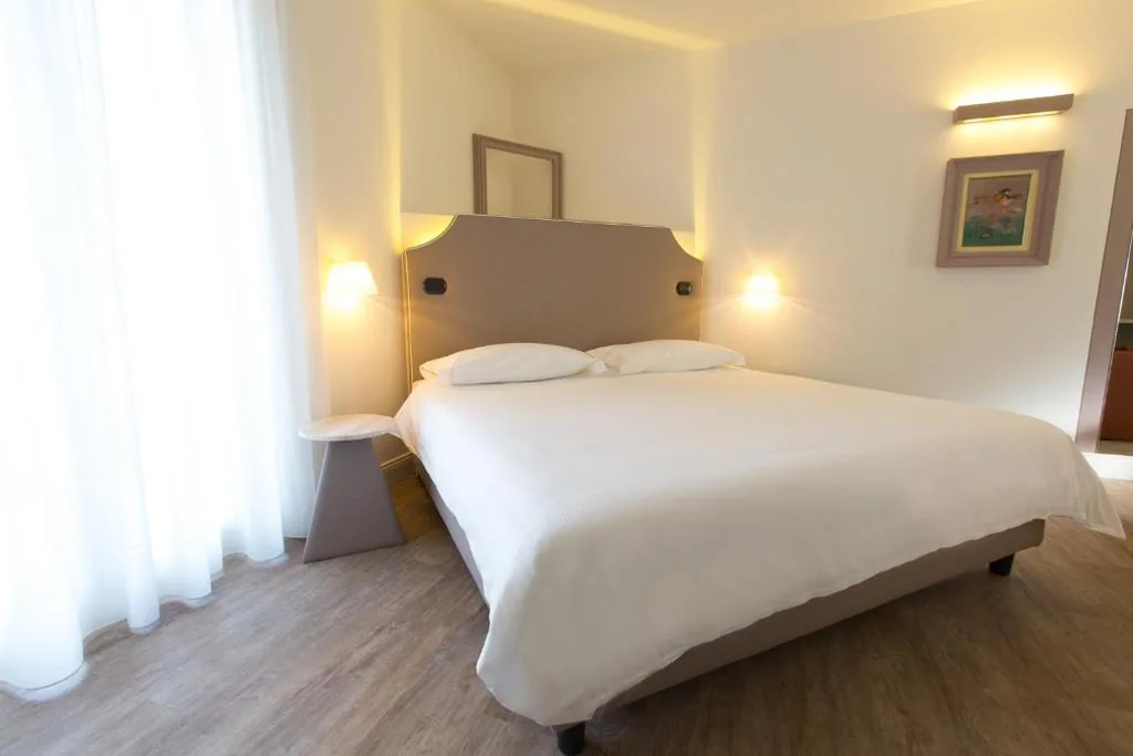 Camera Matrimoniale con Vista Lago — Hotel Al Campanile – Luxury Suites & Apartments