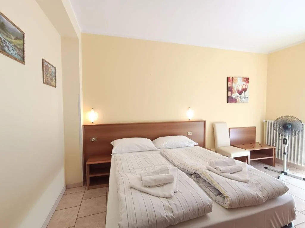 Camera Matrimoniale con Vista Lago — Hotel BB Villa Orchidea