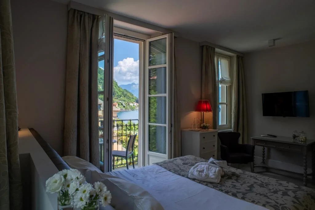 Double Room with Partial Lake View — Park Hotel Italia