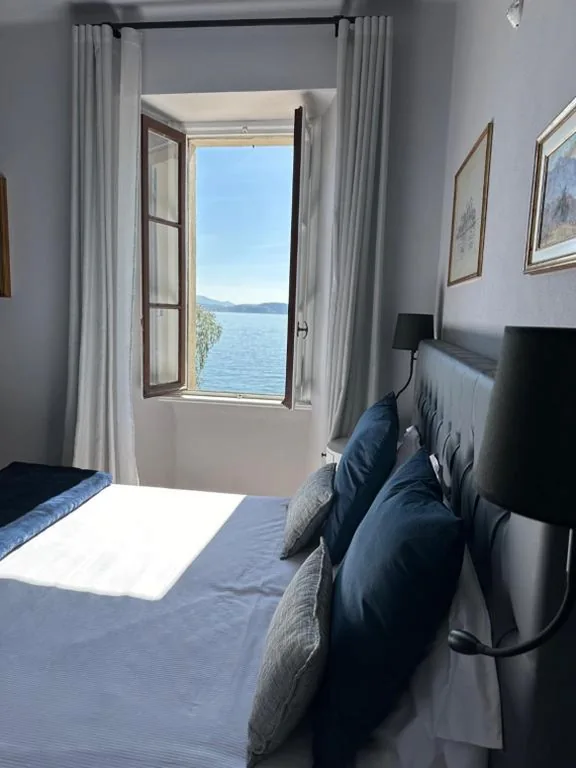 Camera Matrimoniale con Vista Lago — Villa Toscanini