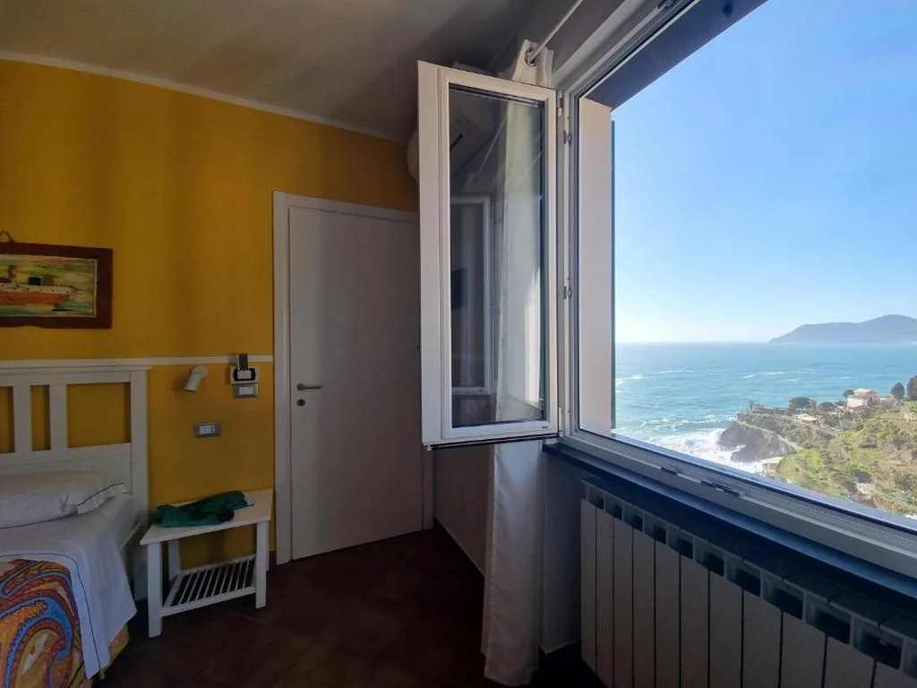 Double Room with Sea View — ARIA DI MARE, Manarola – Camere con vista mare!