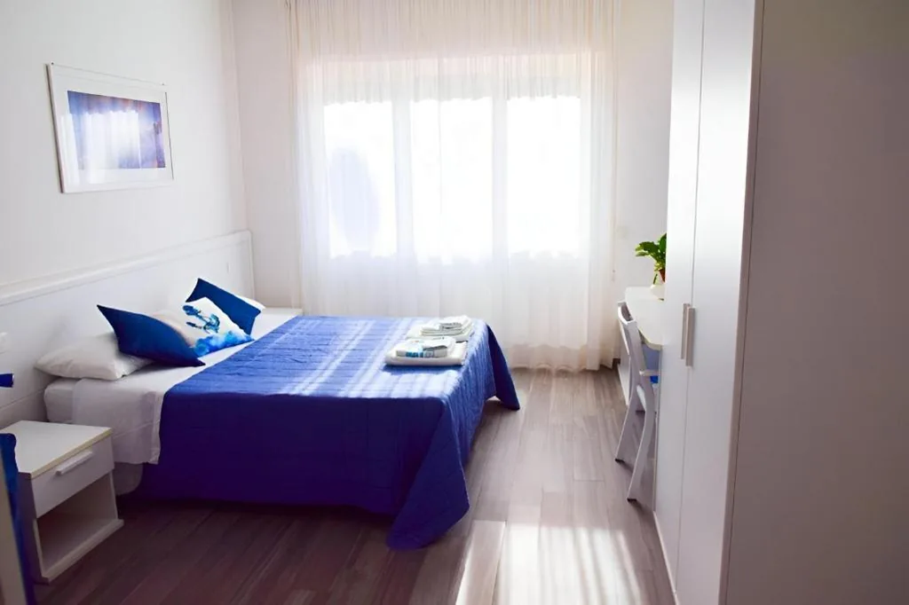 Camera Matrimoniale con Vista Mare e Bagno Privato Esterno — La Marina B&B