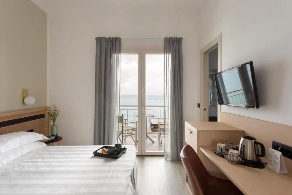 Camera Matrimoniale con Vista Mare — Hotel Arc En Ciel