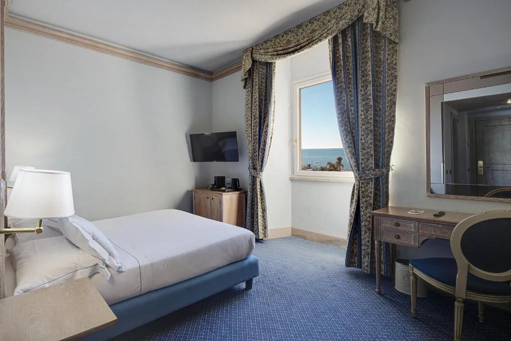 Camera Matrimoniale con Vista Mare — Hotel De La Ville