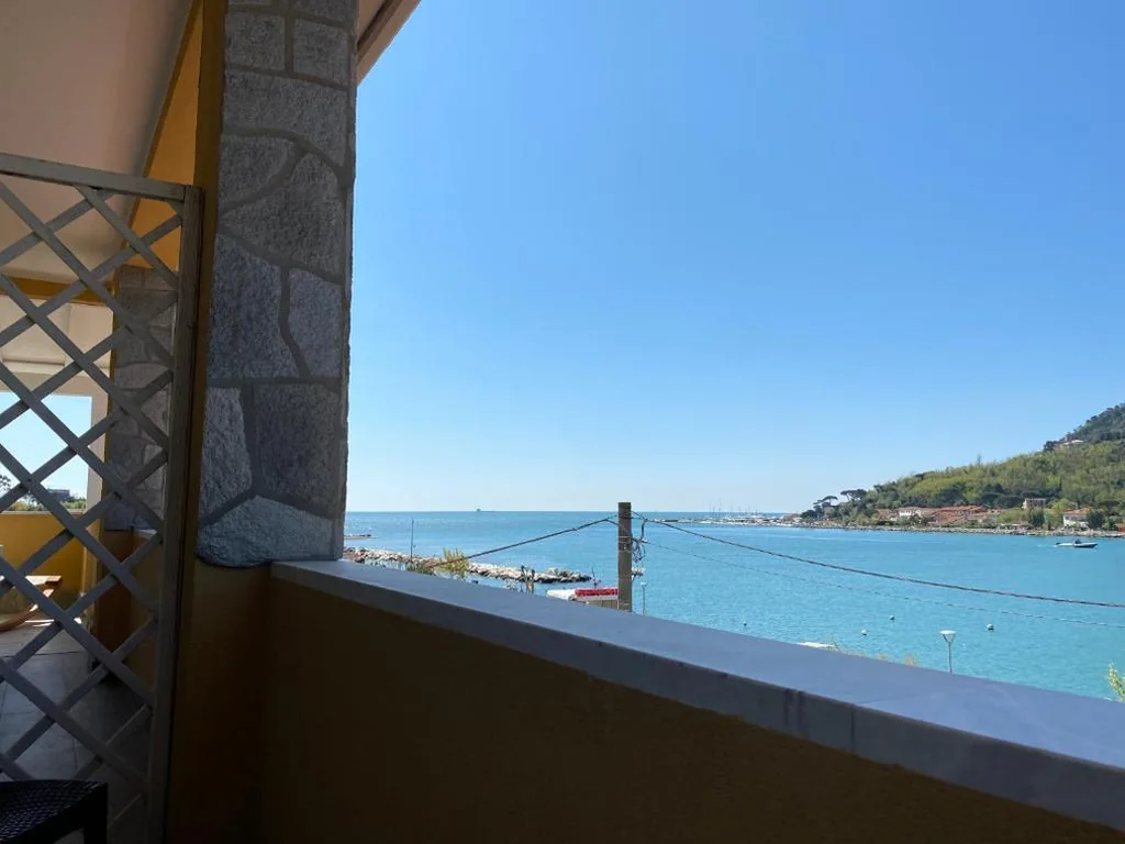 Camera Matrimoniale con Vista Mare — Maison Del Magra