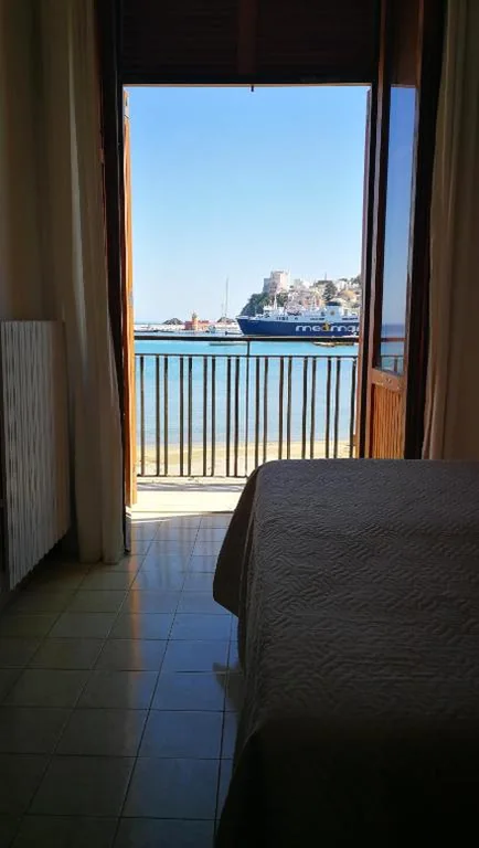 Camera Matrimoniale con Vista Mare — VisitPonza – Le Stanze Sulla Spiaggia