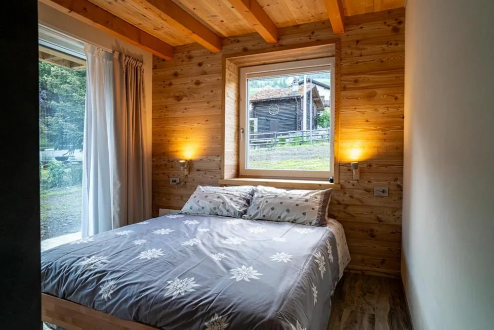 Camera Matrimoniale con Vista Montagna — B&B Eco Chalet Merlet