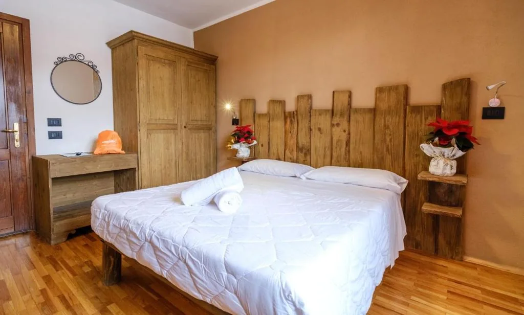 Camera Matrimoniale con Vista Montagna — Chalet Le Alpi – Azzurro Club