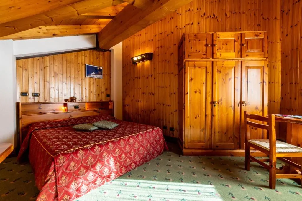 Mountain View Double Room — Hotel Bouton D’Or – Cogne