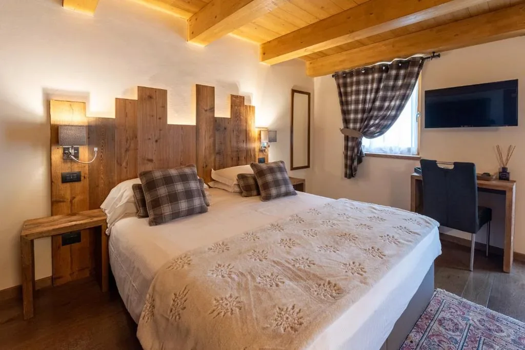 Double Room with Mountain View — L’Abri des Amis