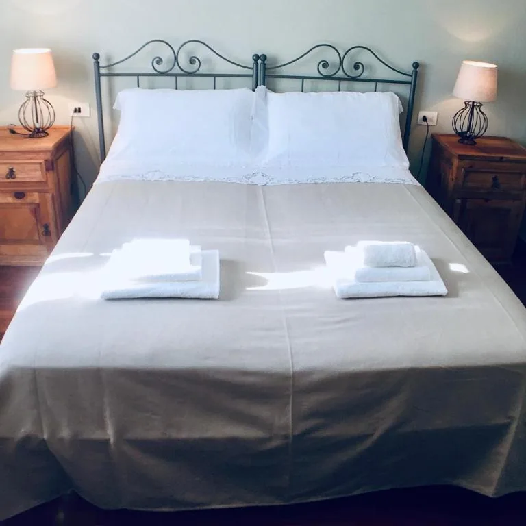 Camera Matrimoniale con Vista Montagna — Locanda del Sale Affittacamere