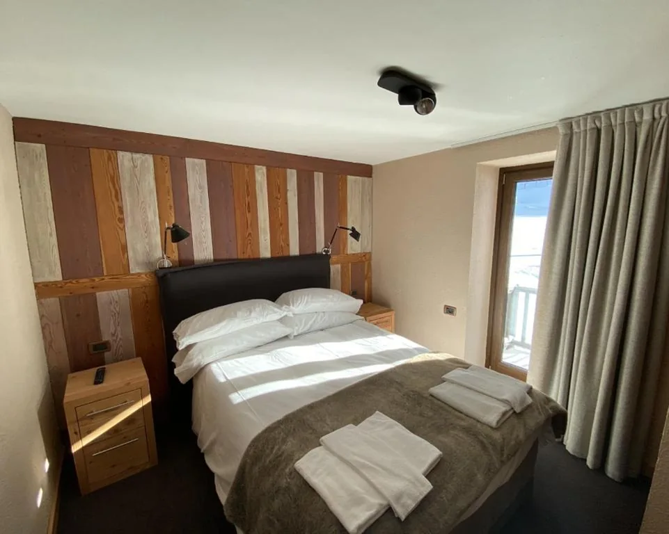 Camera Matrimoniale con Vista Montagna — Orso Bianco Hotel & Chalet