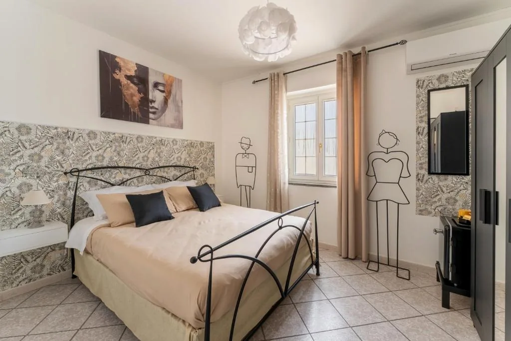 camera matrimoniale con vista piscina e bagno privato — Miu’ B&B , Ciampino , Villa con Piscina e Parcheggio Privato