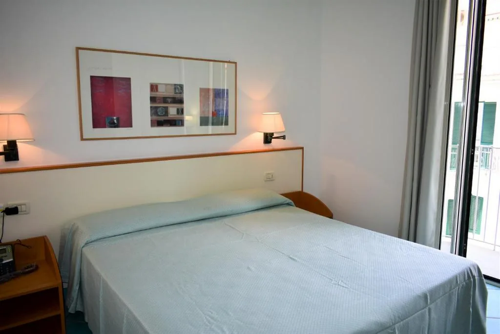 Camera Matrimoniale con Vista Strada — Hotel Amyclae